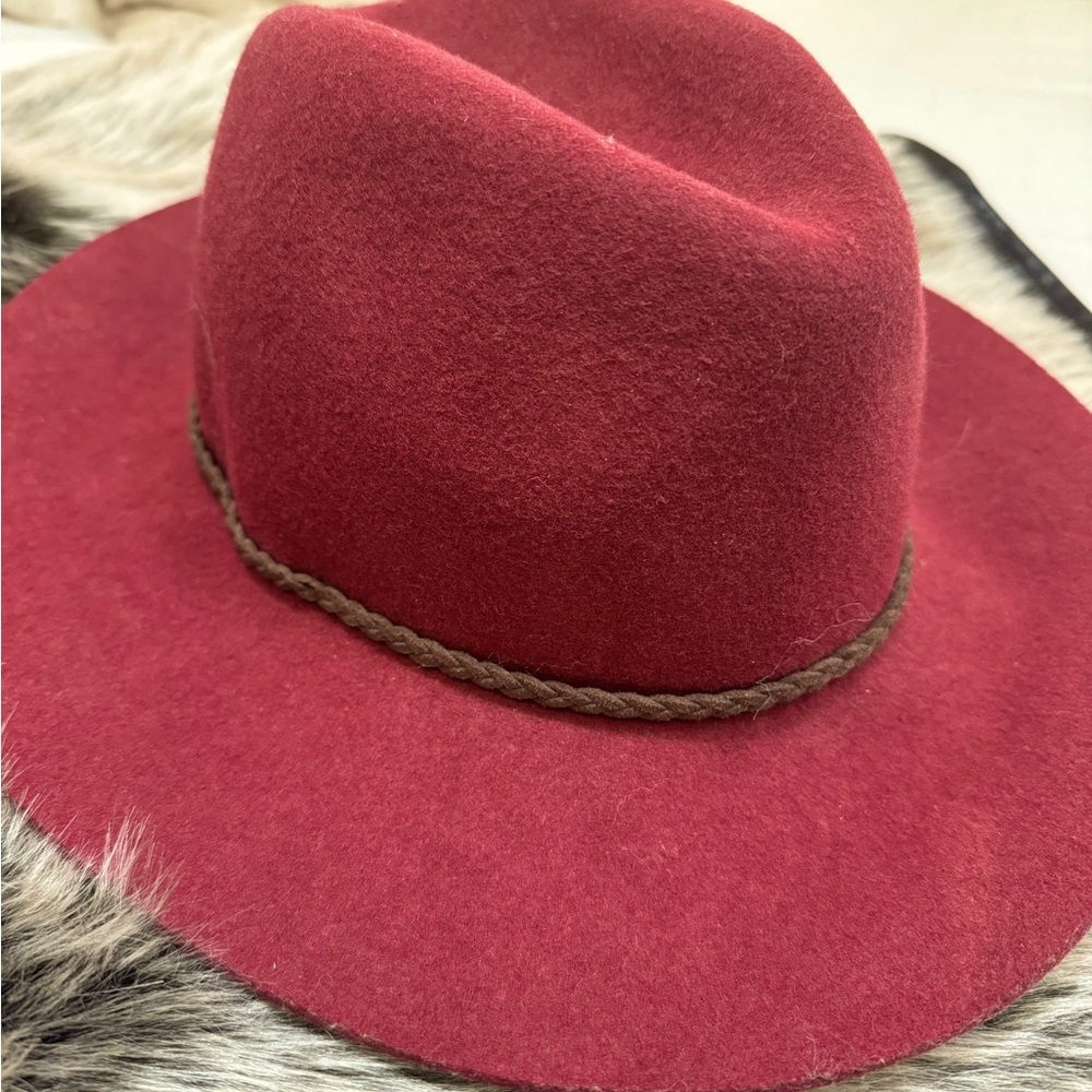 Lucky brand will floppy hat.
